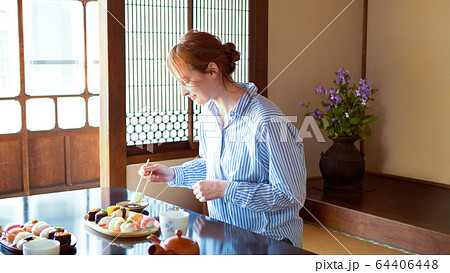 インバウンド　お寿司を食べる外国人女性 64406448