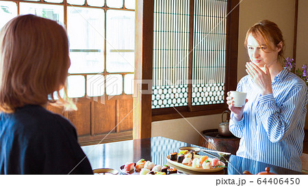 インバウンド　お寿司を食べる外国人女性 64406450