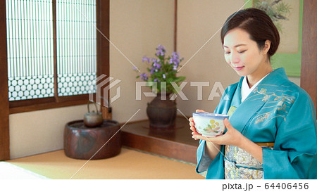 茶道　茶碗の抹茶を飲む女性 64406456