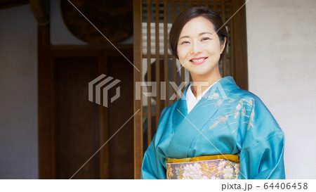 笑顔の着物姿の女性　ポートレート 64406458