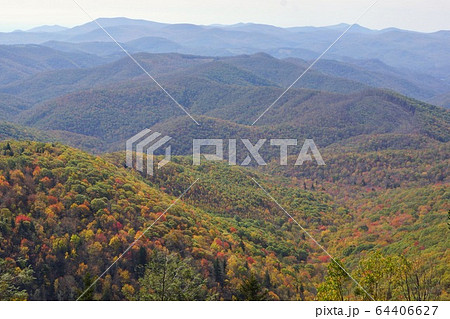 紅葉のブルー・リッジ・パークウェイ　アメリカ　ノースカロライナ州 64406627