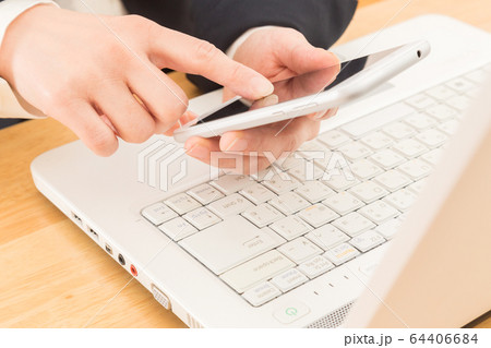 パソコンとスマートフォン　ビジネスウーマン 64406684