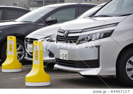 自動車イメージ　カーシェアリングの車 64407127