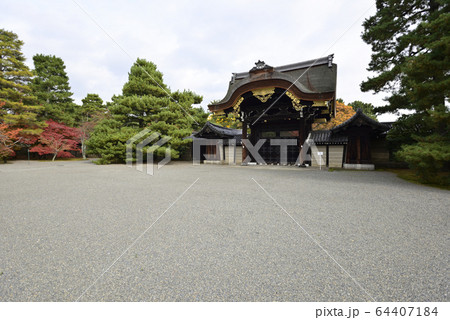 京都御所　建春門 64407184