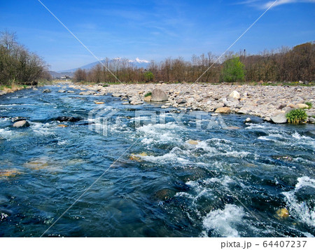 青く澄んだ川(一級河川 富士川･釜無川) 64407237