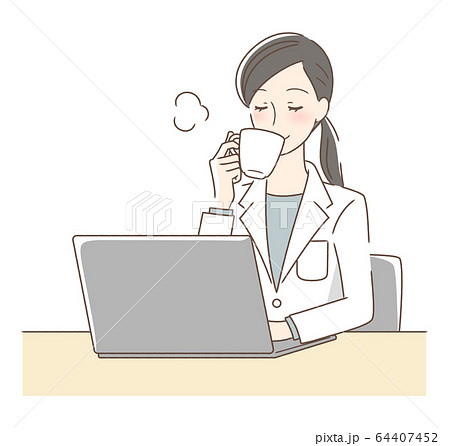 パソコンの前でコーヒーを飲む女性のイラスト素材