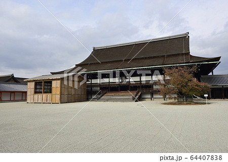 京都御所 紫宸殿 左近の桜 右近の橘の写真素材