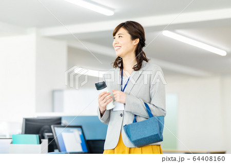 オフィス ランチタイムの女性 オフィス ランチタイムの女性 64408160