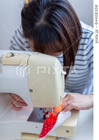 ミシンを使う女性 ハンドメイド 手作り ミシンを使う女性 ハンドメイド 手作り 64408308