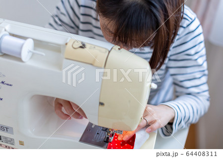 ミシンを使う女性 ハンドメイド 手作り ミシンを使う女性 ハンドメイド 手作り 64408311