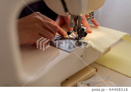 ミシンを使う女性 ハンドメイド 手作り ミシンを使う女性 ハンドメイド 手作り 64408318