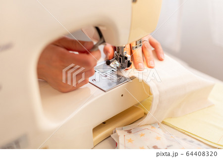 ミシンを使う女性 ハンドメイド 手作り ミシンを使う女性 ハンドメイド 手作り 64408320