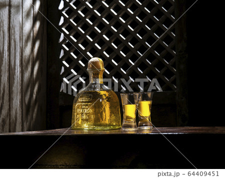 tequila Patron 64409451