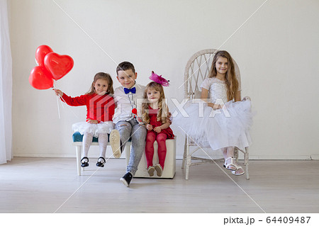 Kids red balloons in the interior of the white room 64409487