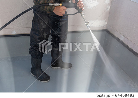 住宅の外壁塗装　ベランダ洗浄 64409492