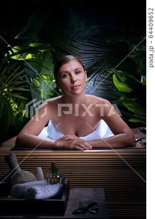 Girl in spa 64409652