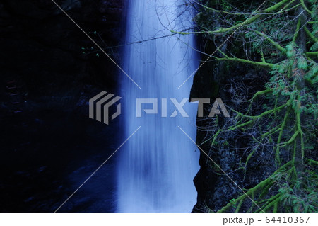 滝流れ 64410367