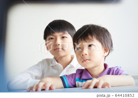 モニターを見つめる男の子 64410852