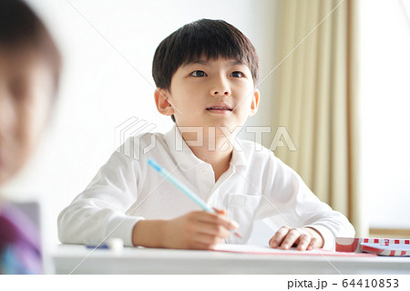 勉強している男の子 勉強している男の子 64410853
