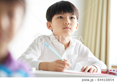勉強している男の子 64410854