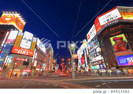 【北海道】すすきの交差点の夜景 【北海道】すすきの交差点の夜景 64413562