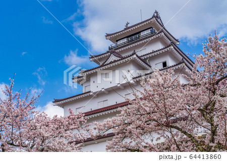 春の鶴ヶ城（若松城）　福島県会津若松市 64413860