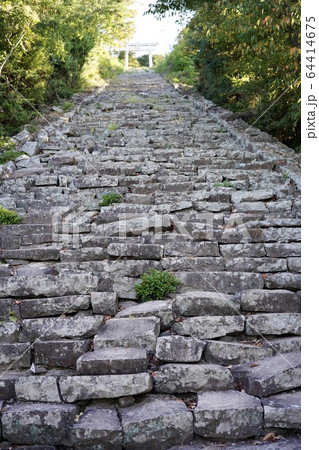 崩れかかった石段 64414675