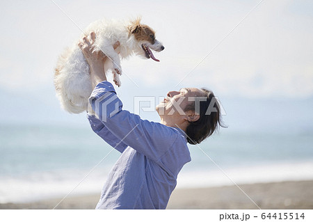 シニア男性　アクティブ　海　愛犬 64415514
