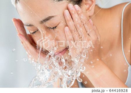 洗顔する女性 64416928