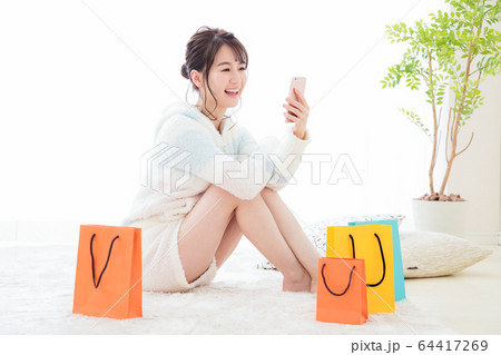 女性　ライフスタイル　カジュアル 64417269