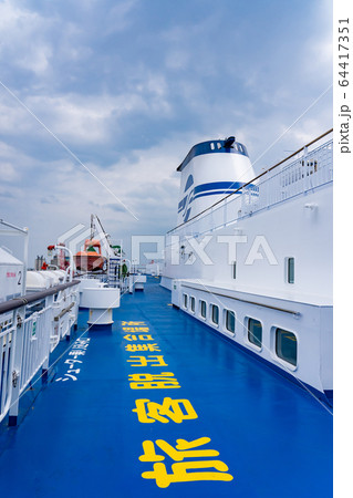 仙台港から名古屋行き　フェリーいしかりの甲板　旅客用脱出集合場所 64417351