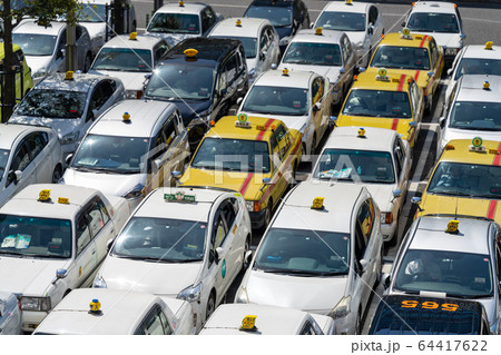 タクシープール　駅前のタクシー 64417622