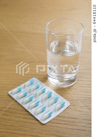 錠剤と水　服用イメージ 64418110