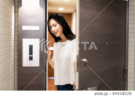 若い女性（マンション） 64418226