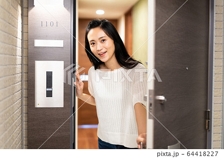 若い女性(マンション) 若い女性(マンション) 64418227