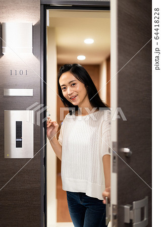 若い女性(マンション) 若い女性(マンション) 64418228