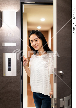 若い女性(マンション) 若い女性(マンション) 64418229