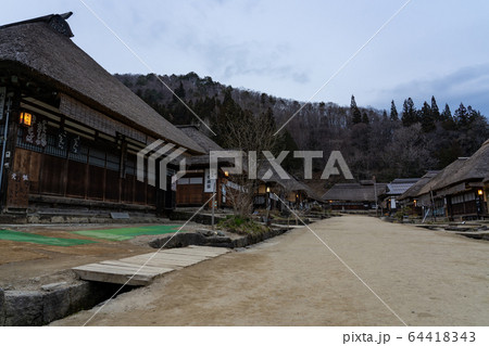 福島県　南会津郡下郷町　大内宿の古民家　夕暮れ 64418343