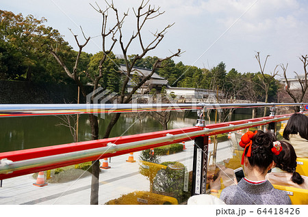 観光バスから見た皇居平川門 観光バスから見た皇居平川門 64418426