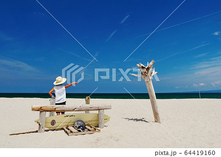 夏のビーチでポーズする女の子:弓ヶ浜海岸(鳥取県米子市) 夏のビーチでポーズする女の子:弓ヶ浜海岸(鳥取県米子市) 64419160