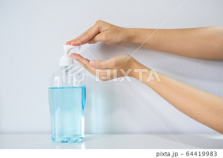 Close-up hands of women using alcohol antiseptic gel for washing hands on white background in hygienic concept Close-up hands of women using alcohol antiseptic gel for washing hands on white background in hygienic concept 64419983