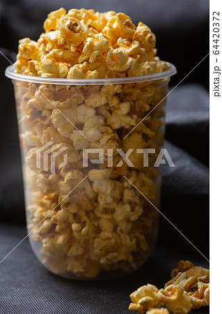 Popcorn in a large bucket. 64420372