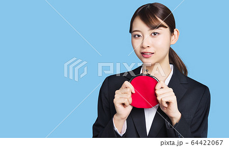 財布を持つ女性 64422067