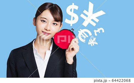 財布を持つ女性 64422068