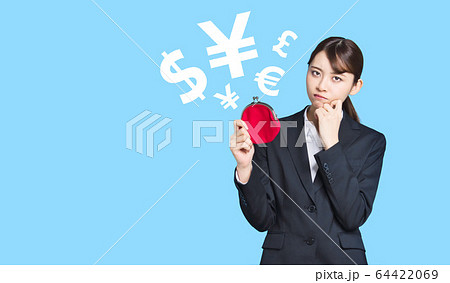 財布を持つ女性 64422069