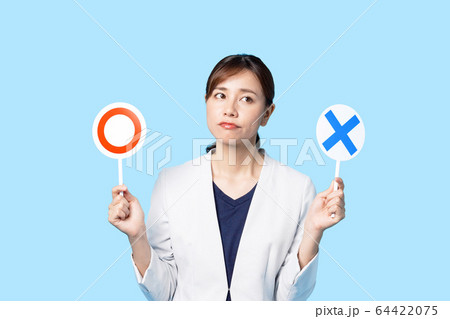 マルバツを持つ女性 64422075