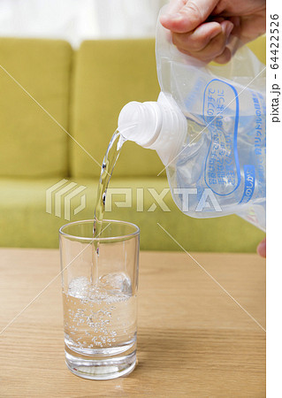 大腸検査用の下剤を準備する女性手元 64422526