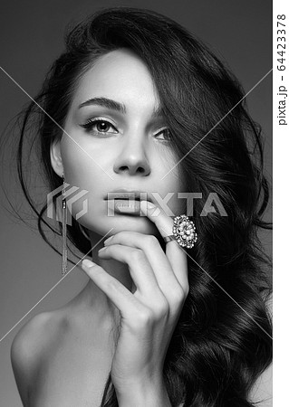 Pretty Young Brunette Woman With Jewelry Ringの写真素材 64423378 Pixta