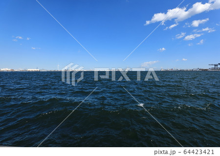 横浜港　みなとみらい　晴天 64423421