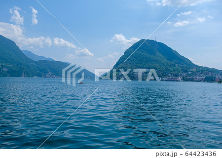 スイス　ルガーノ　ルガーノ湖とサン・サルヴァトーレ山 64423436